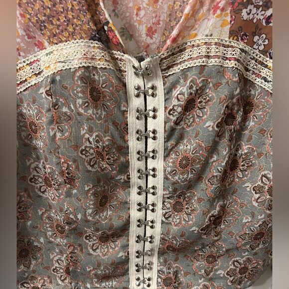 Gimmick Floral Patchwork V-Neck Blouse - Picture 4 of 5